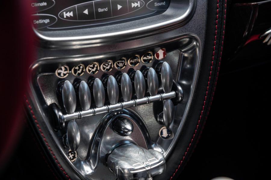 Детали интерьера Pagani Huayra Red Carbon 2014 года  (фото 24 из 26)